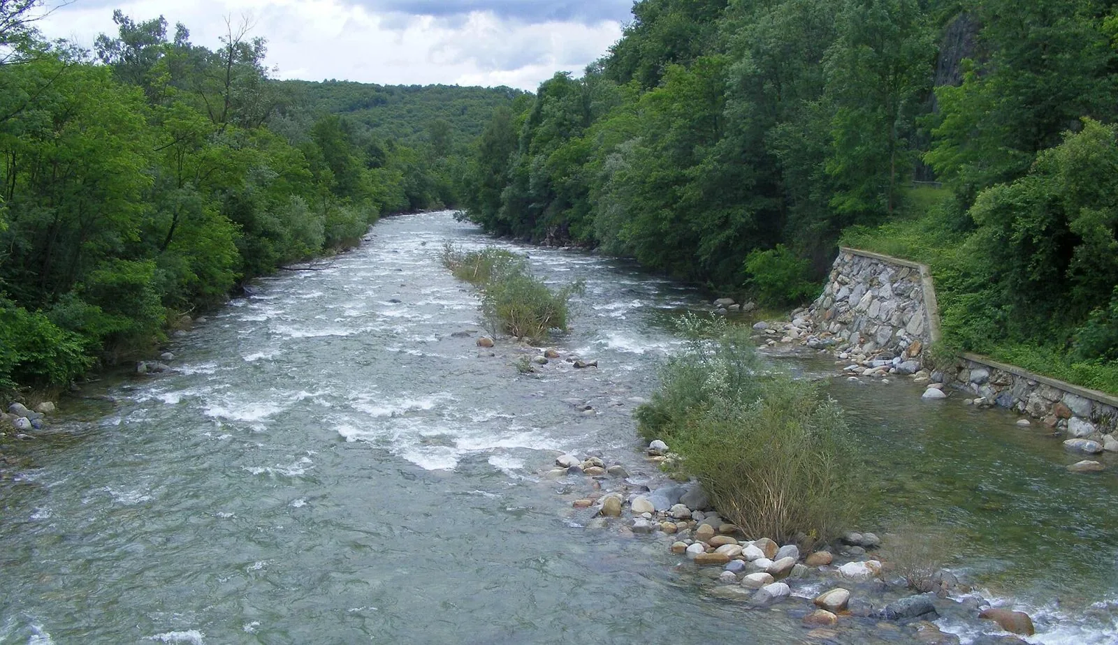 Il torrente Chiusella tra Vistrorio e Issiglio, circondato da boschi verdi