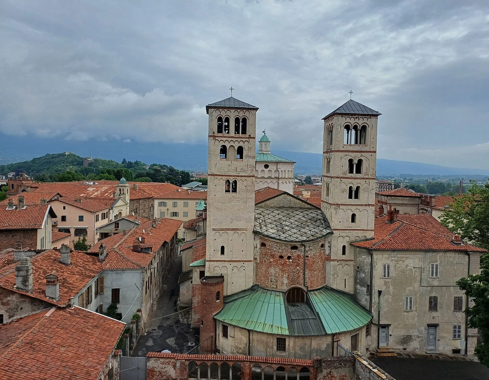 Il Duomo di Ivrea con i due campanili romanici e i tetti del centro storico visti dall'alto