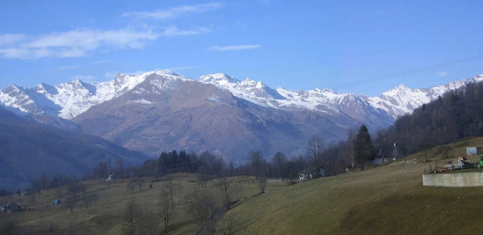 Montagne innevate della Valchiusella viste dai prati di Brosso