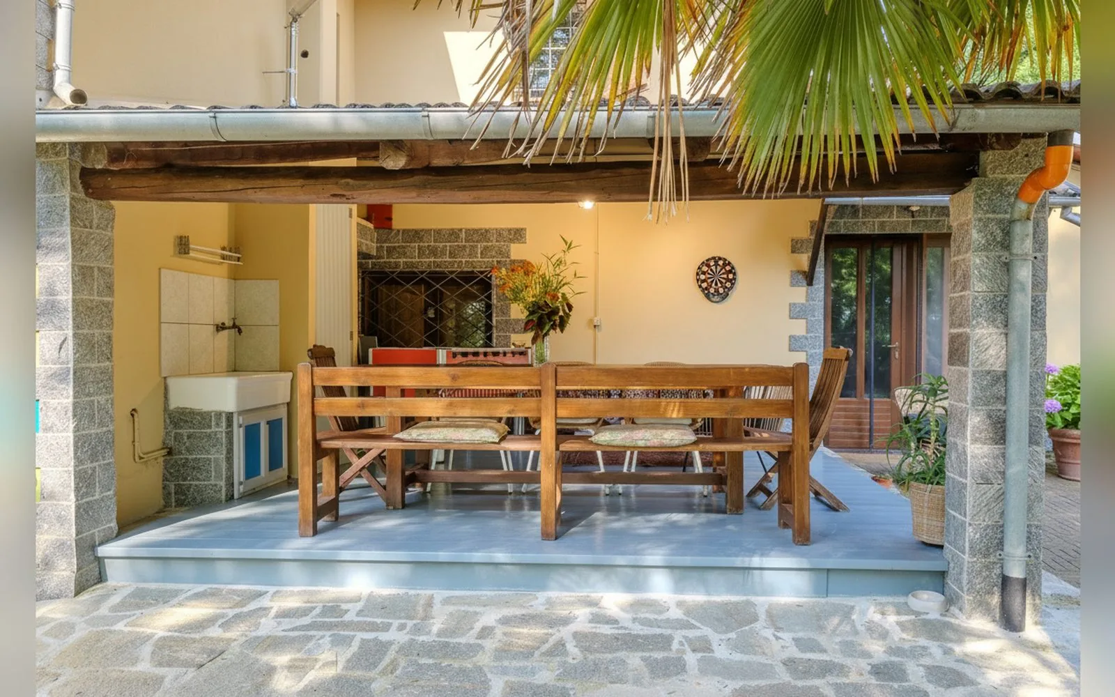 Il portico esterno di B&B Torre Cives con il grande tavolo